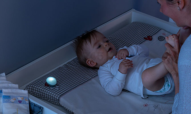 Ночник детский светодиодный REER ClipLight для кормления ребенка с клипсой светло-серый (52361) - Фото 6