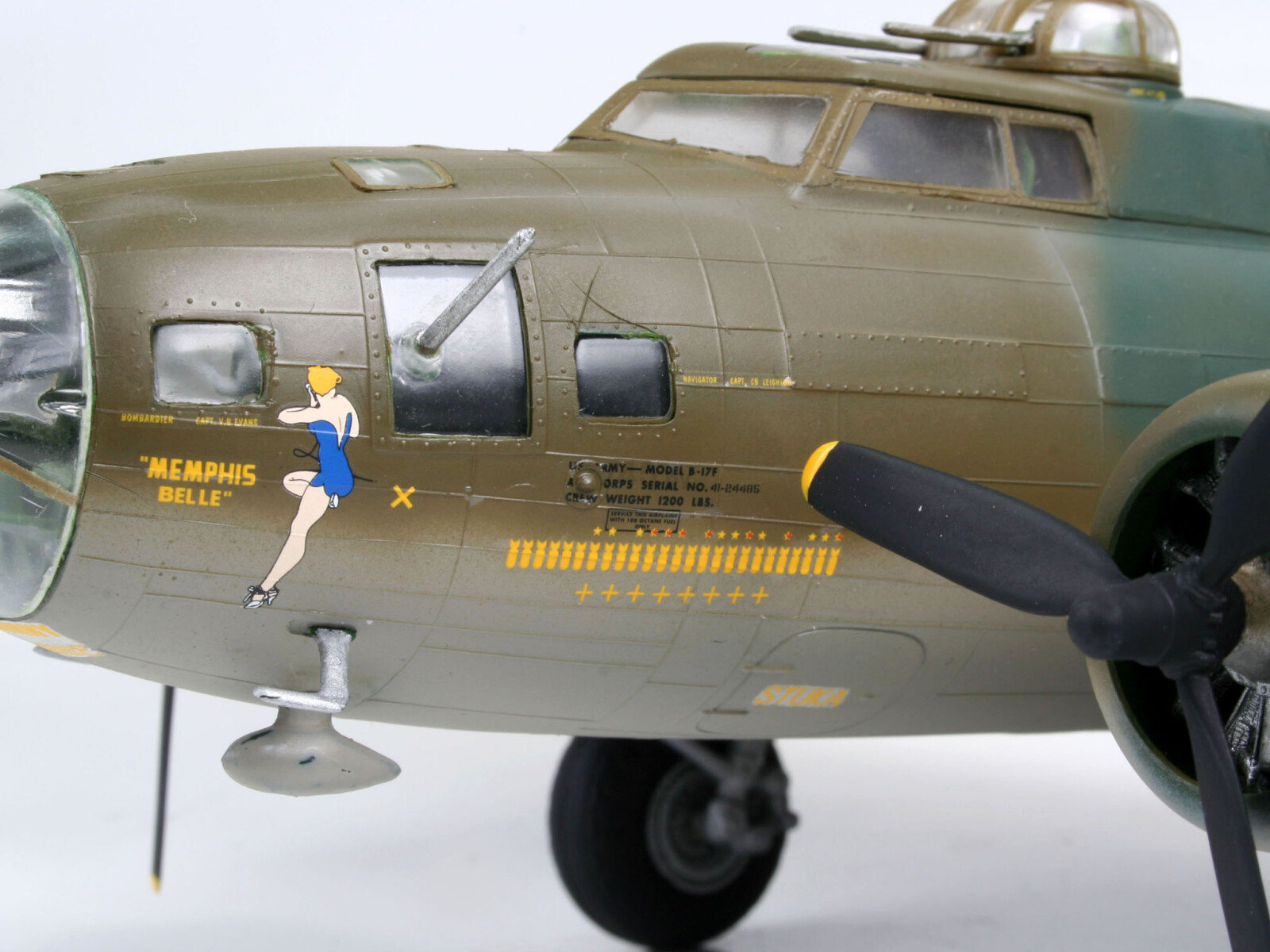 Сборная модель REVELL Американский бомбардировщик Boeing-17F Memphis Belle 1:48 (4297) - Фото 4