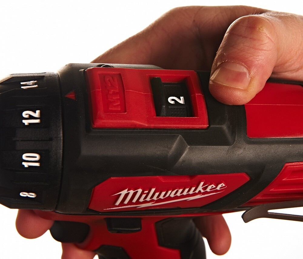 Дрель-шуруповерт аккумуляторная MILWAUKEE M12 BDD-202С и набор бит MILWAUKEE Shockwave 40 штук (4933441915/a) - Фото 7